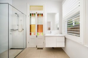 Ensemble douche/baignoire, sèche-cheveux, serviettes fournies, savon