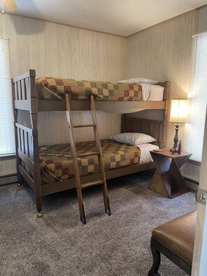 4 bedrooms, desk, iron/ironing board, free WiFi