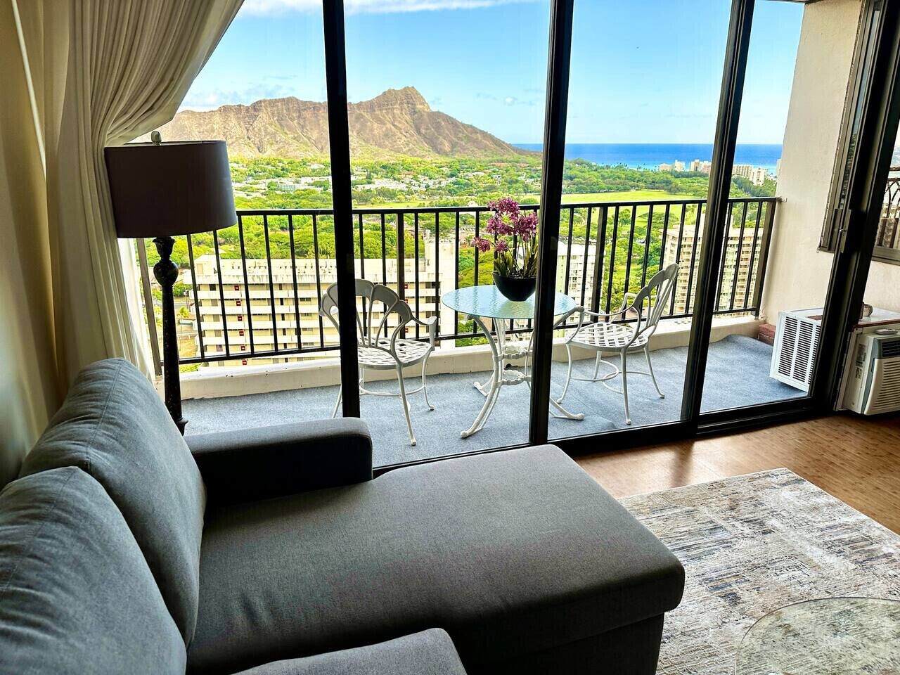 Ocean/Diamond head view condo at Waikiki Banyan. Free Parking! Centrally located