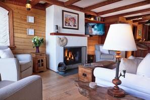 Televisión, chimenea y reproductor de DVD 
