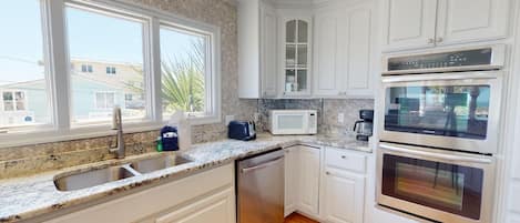 冷蔵庫、電子レンジ、オーブン、コンロ