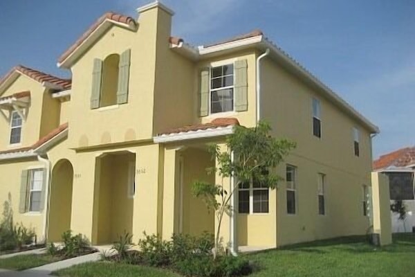 1600 sqft 3 bedroom end unit townhome