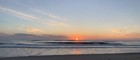 Nära stranden och solstolar