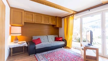 Smart TV, fireplace, stereo