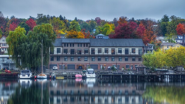 Ein Gebäude am Wasser mit einer Anlegestelle und Booten.