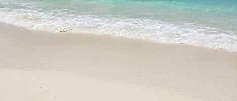 En la playa, camastros y toallas de playa