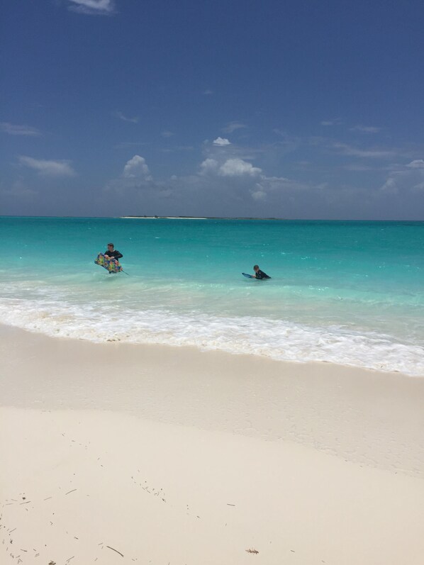 En la playa, camastros y toallas de playa 