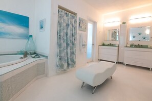 Badewanne, Haartrockner, Bademäntel, Handtücher