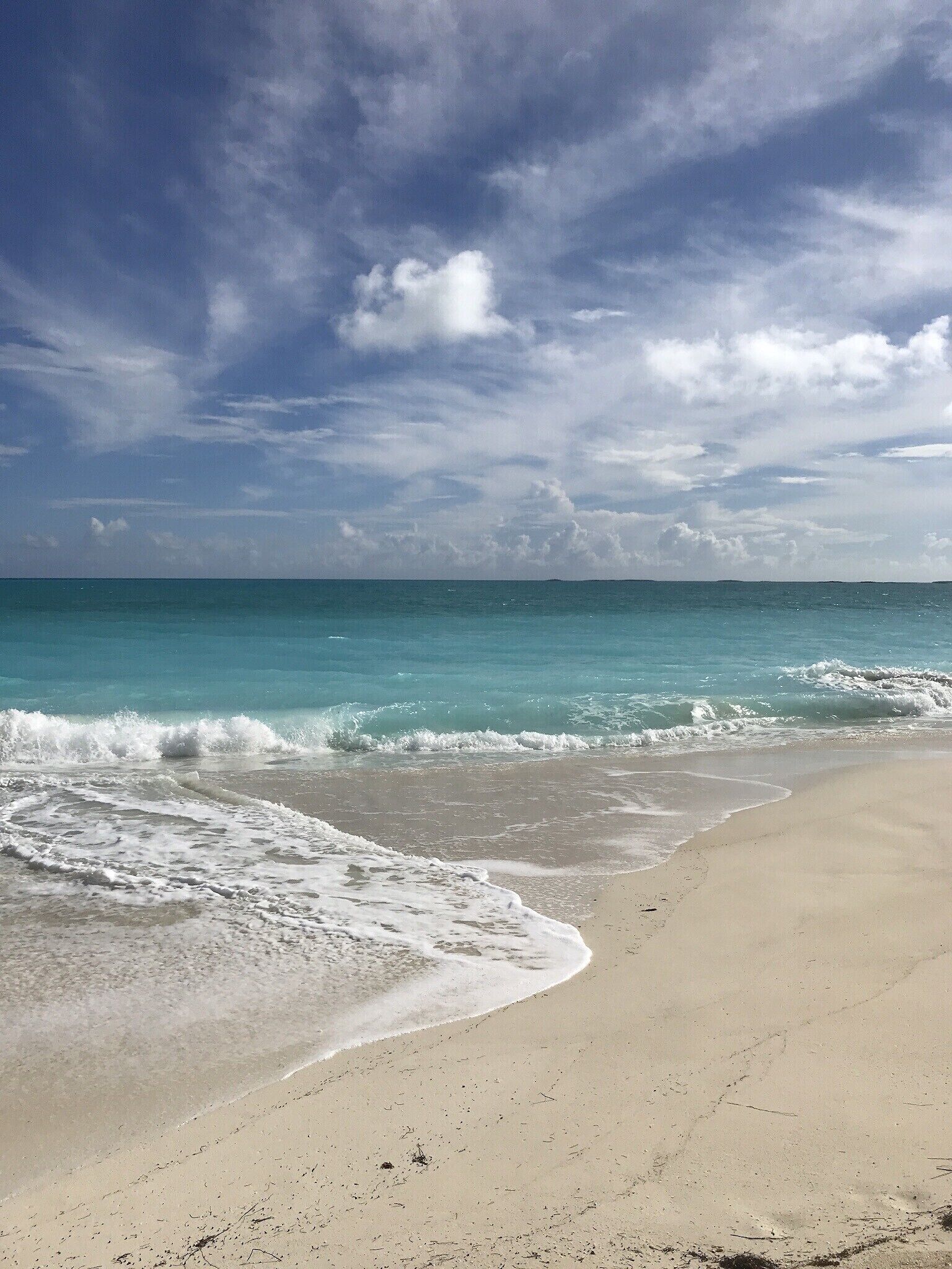 En la playa, camastros y toallas de playa 