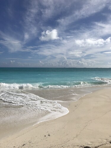 Aqua Dreams, At Beach w / Guesthse, 4 Kng bedrms, 3 1/2 baths, Sleeps 14, Lg Spa !!