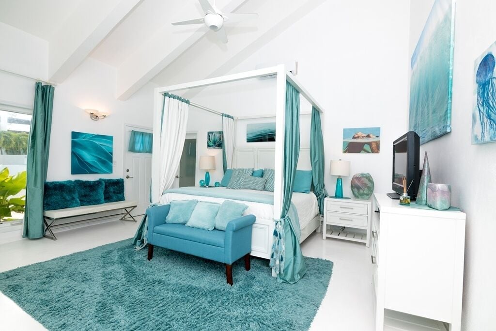 4 bedrooms, desk, iron/ironing board, travel crib