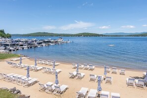 En la playa y camastros