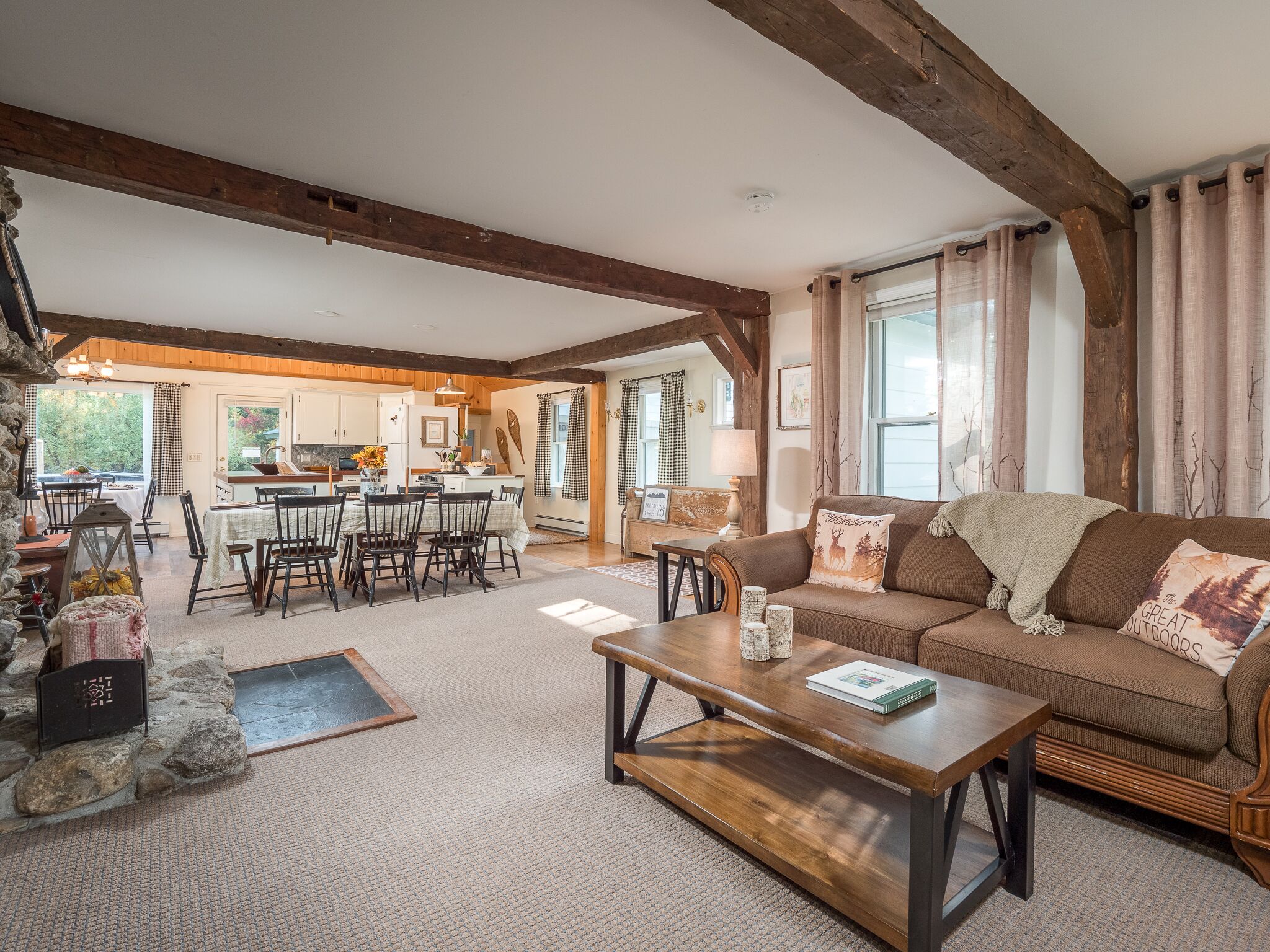 Smart TV, chimenea, libros y videoteca 