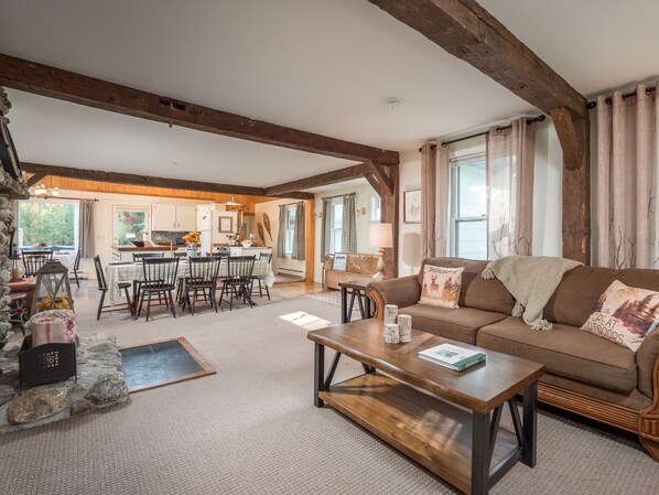 Älytelevisio, takka, kirjoja, videokirjasto