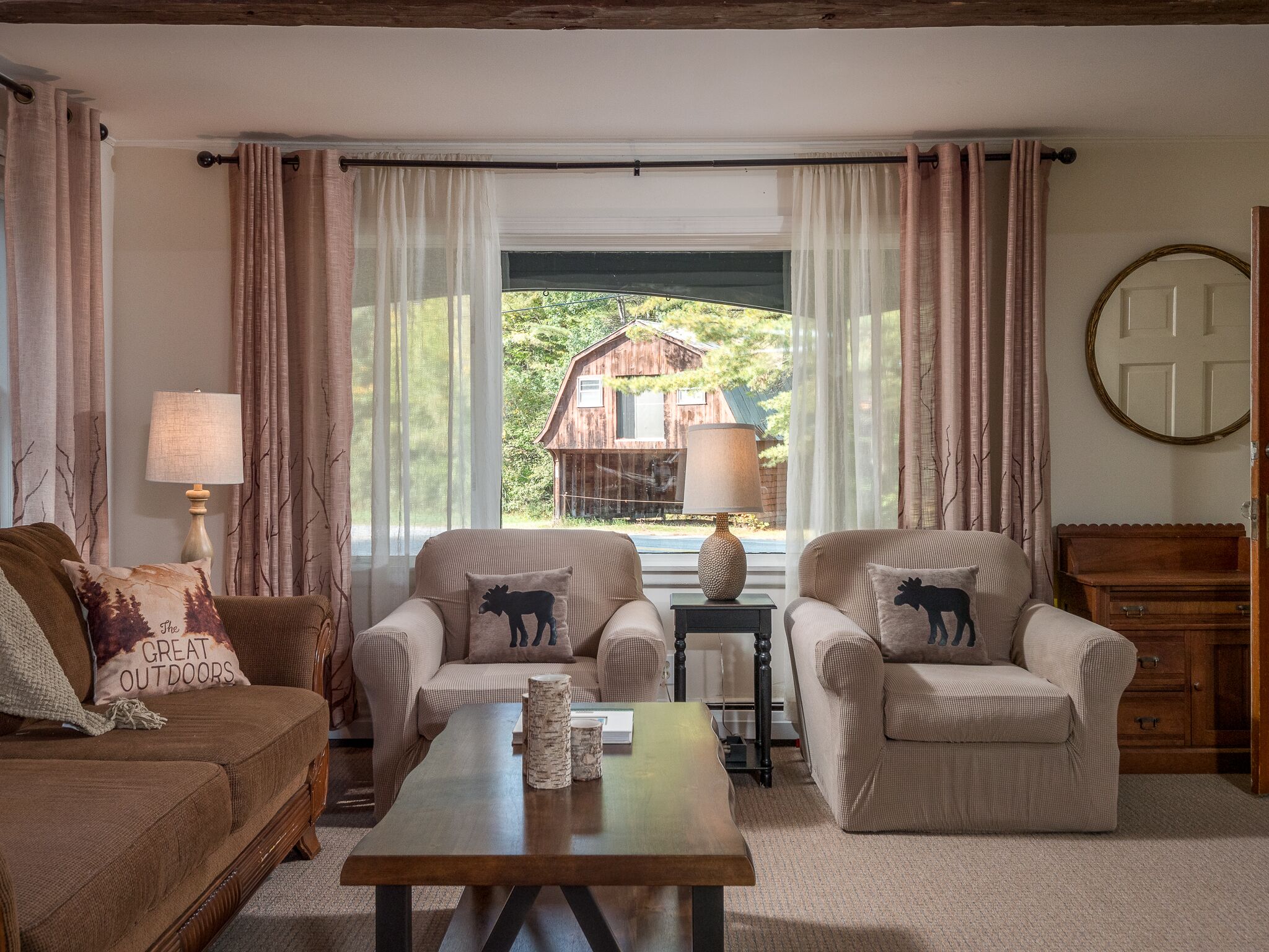 Smart TV, chimenea, libros y videoteca 