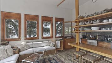 Smart TV, libri, impianto stereo