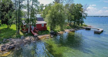2 BR Cabin - Waterfront location on St. Lawrence River