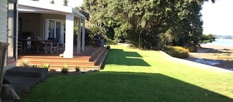 Absolute Waterfront Serenity- with small kitchen - only 1 hour from Auckland