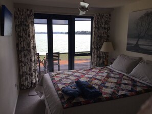 1 quarto, escrivaninha, ferros/tábuas de passar roupa, berço de viagem