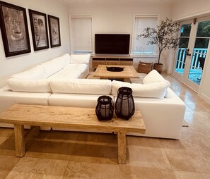 Smart TV, fireplace, DVD player, books - Custom Built Luxury Home on Canal; Walk to Beach; Close to Everything! (Marathon)