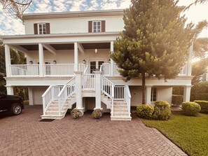 Exterior - Custom Built Luxury Home on Canal; Walk to Beach; Close to Everything! Dockage (Marathon)