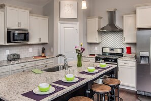 冰箱、微波炉、烤箱、炉灶