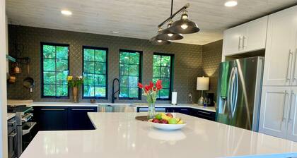 Spectacular chalet with view of ski slopes!