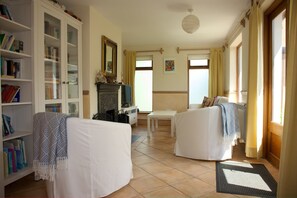 Smart TV, fireplace, books, stereo