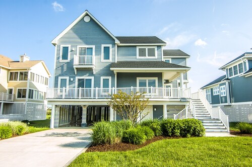 Bayfront location yet 250 steps to ocean. Huge pool; 2 masters; 6 parking spaces