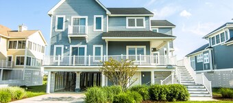 Bayfront location yet 250 steps to ocean. Huge pool; 2 masters; 6 parking spaces