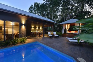 Een buitenzwembad, een verwarmd zwembad