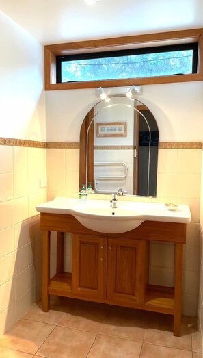 Dusj, håndklær og toalettpapir