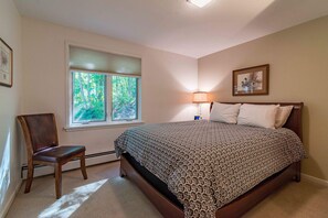 5 habitaciones, escritorio y tabla de planchar con plancha 