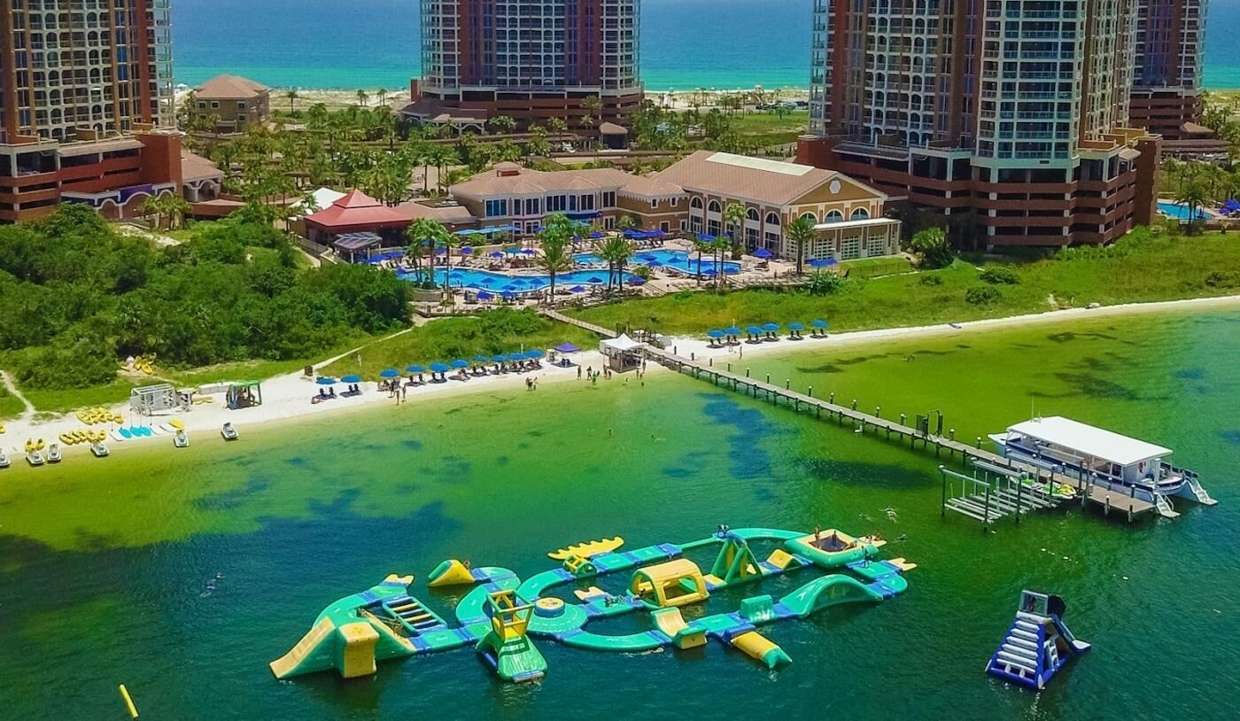 Un complexe hôtelier doté d’une plage, d’un parc aquatique et d’une jetée.