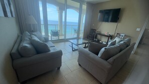 TV, DVD player, brinquedos, aparelho de som