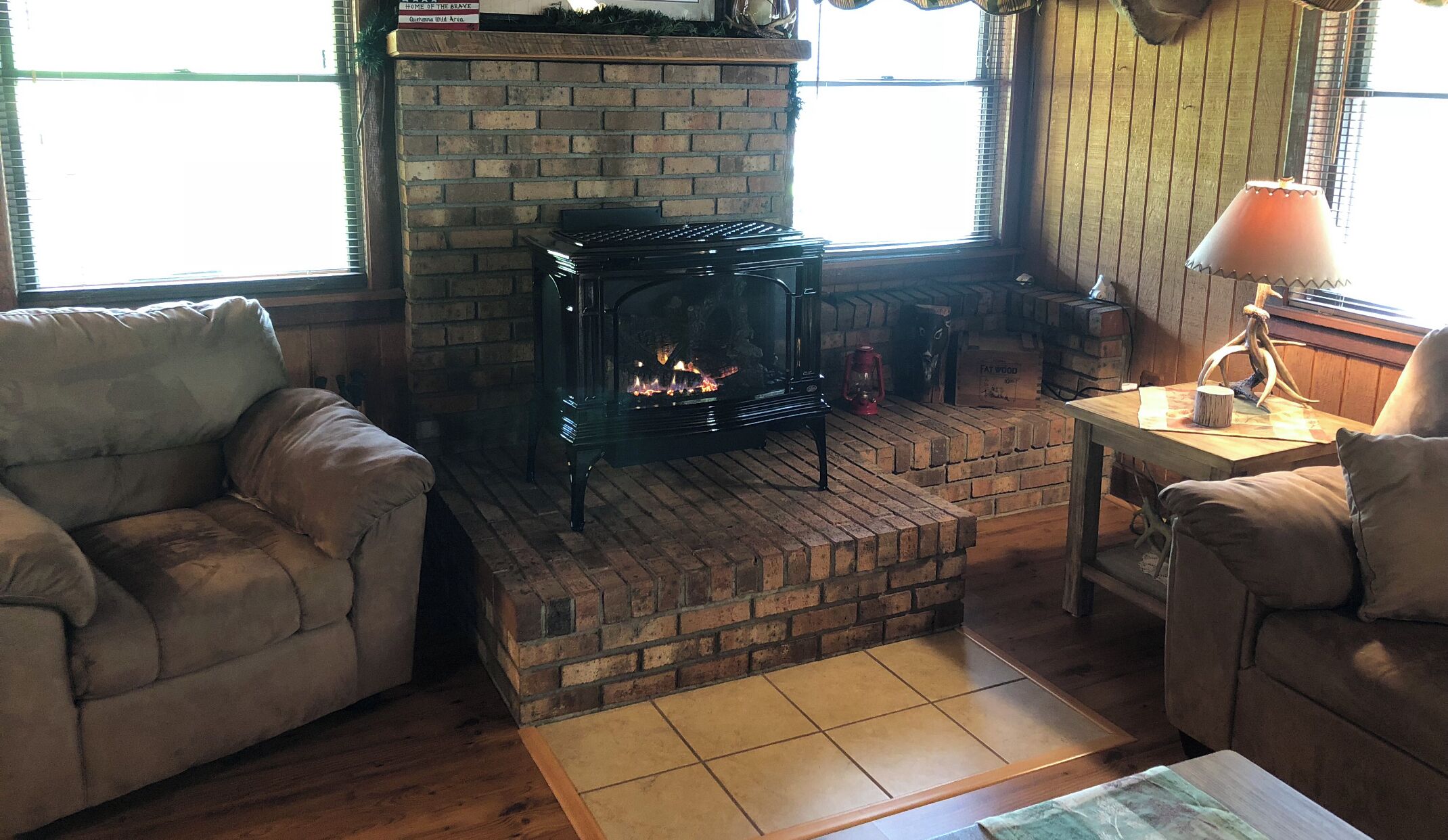 TV, lareira, DVD player, livros