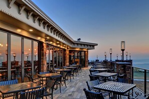 Outdoor dining - Tranquil Secluded Getaway With Spectacular Mountain Views (Kunkletown)