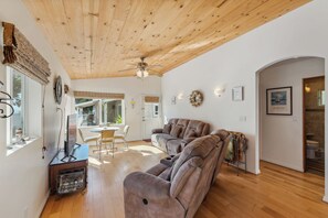 Smart TV, books - MAGICAL 5-STAR RATED OCEAN VIEW CUSTOM HOME - PLEASE READ ALL OUR GUEST REVIEWS (Summerland)