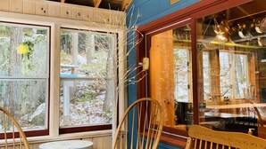 Un interno in legno con una panca, sedie e un tavolino.