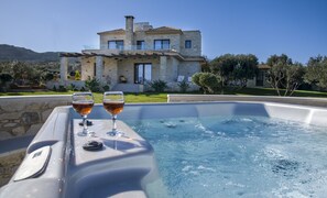 Outdoor spa tub - Villa Aloni with stunning view, infinity pool close to Kissamos, Chania (CHANIA)