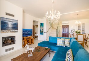 Smart TV, fireplace, table tennis, offices