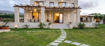 Villa Aloni with stunning view, infinity pool close to Kissamos, Chania