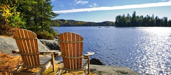 Private 200 feet of lakefront, giant backyard, firepit, canoe, kayaks & more!