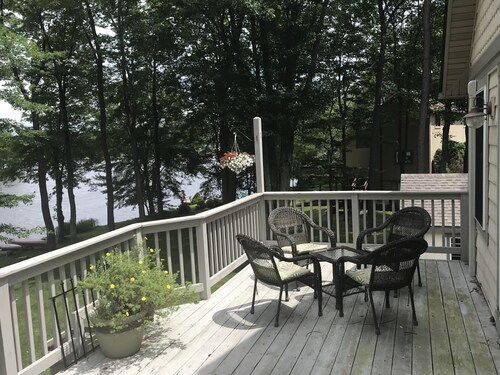 Private 200 feet of lakefront, giant backyard, firepit, canoe, kayaks & more!