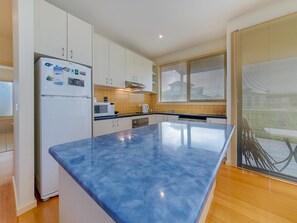 Fridge, microwave, oven, stovetop - 5 Salmon Row, What a position, so close to Smiths Beach! (Smiths Beach)