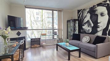 Smart TV, chimenea, libros y biblioteca musical