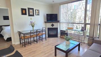 Smart TV, chimenea, libros y biblioteca musical