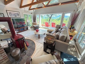 Smart TV, fireplace, DVD player, books - GLNWD19 · Glenwood Tree House (Bartlett)