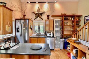 Fridge, microwave, oven, stovetop - GLNWD19 · Glenwood Tree House (Bartlett)