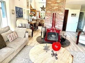 Smart TV, chimenea, reproductor de DVD y libros 